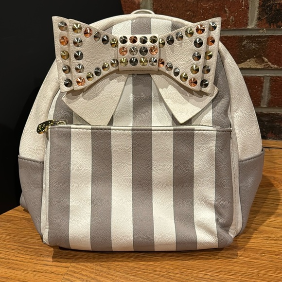 BETSEY JOHNSON XOX BETSEY STUDDED BOW BACKPACK BEIGE AUTHENTIC Pre- Owned - Picture 1 of 6